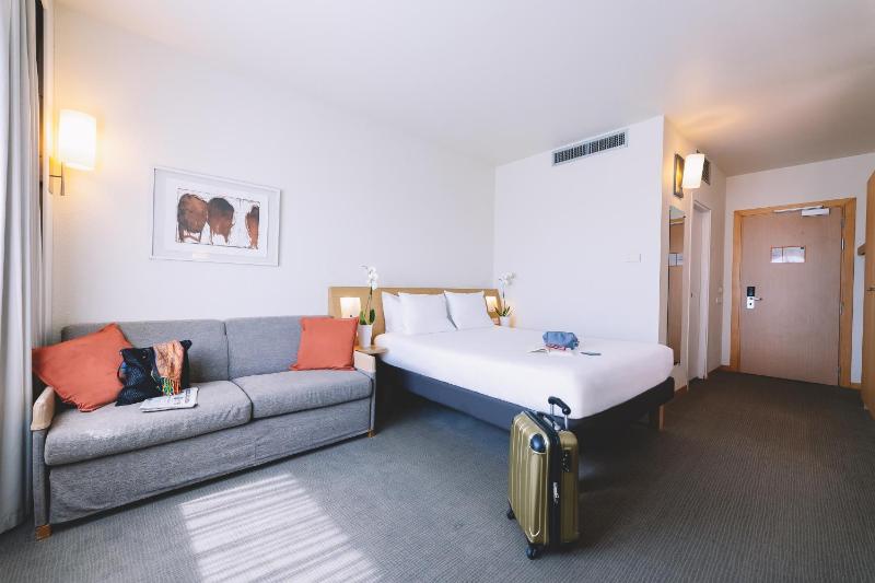 Superior Double Room with Sofa image 3