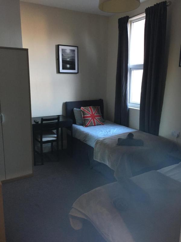 Twin Room image 1