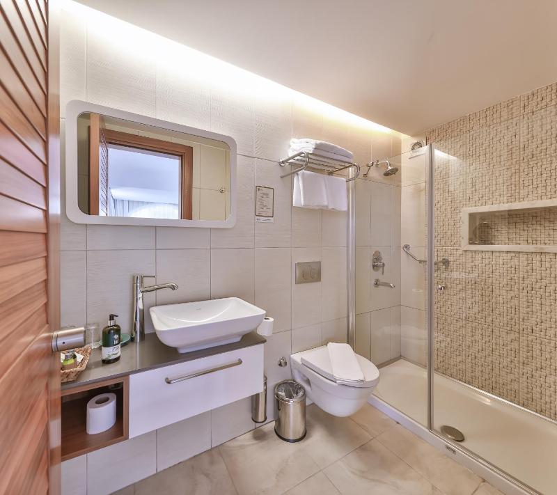 Deluxe Family Room with Sea View image 3