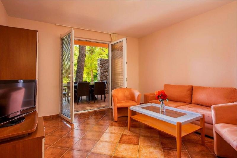Two-Bedroom Apartment with Terrace and Park View image 3