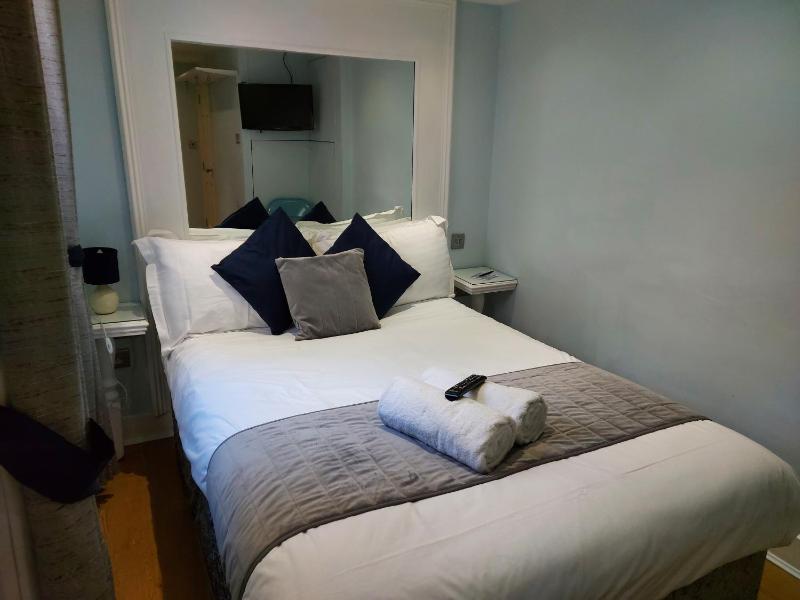 Double Room with Private Bathroom image 4