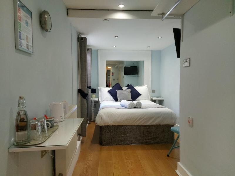 Double Room with Private Bathroom image 1
