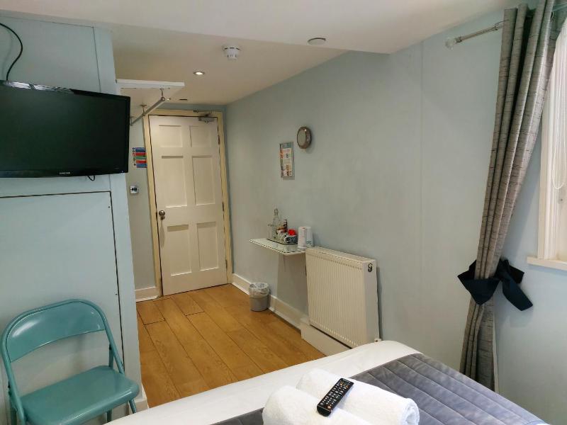 Double Room with Private Bathroom image 3