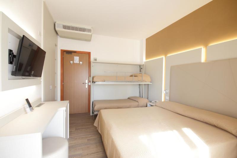 Quadruple Room with Balcony image 1
