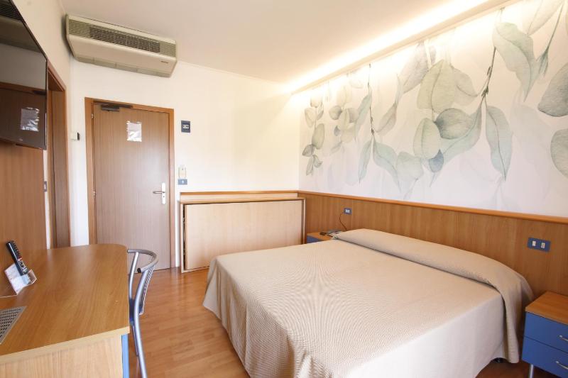 Triple Room with Balcony image 2