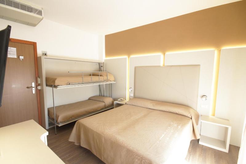 Quadruple Room with Balcony image 4