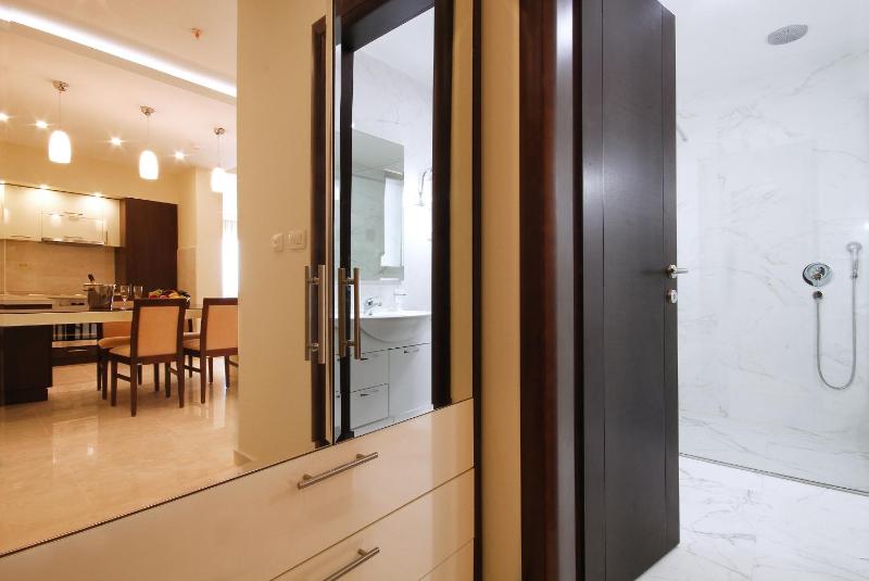Deluxe Two-Bedroom Apartment (7 Adults) image 3