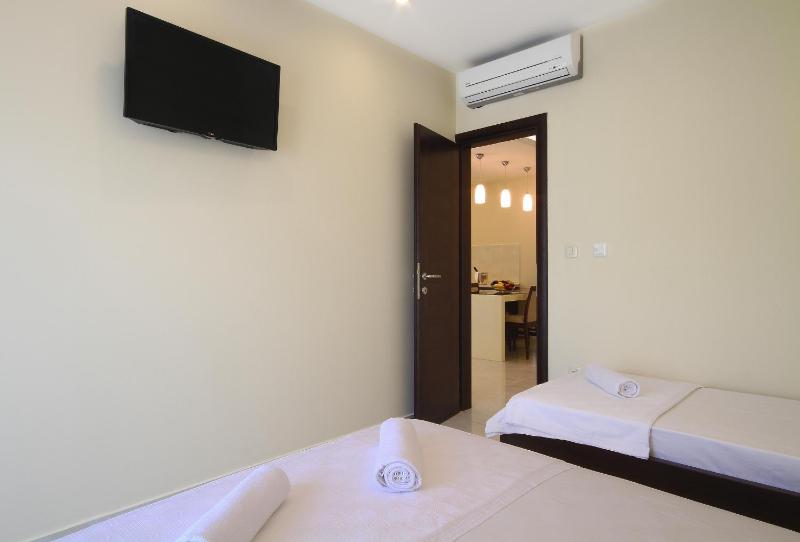 Deluxe Two-Bedroom Apartment (7 Adults) image 2