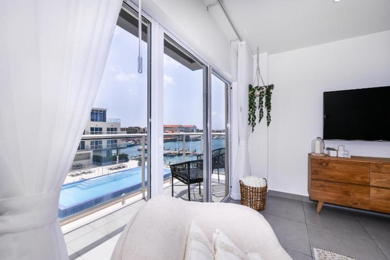 Stylish luxury condo central location ocean view pool gym - image 39