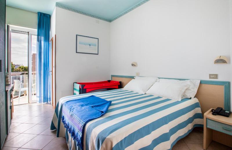 Double Room with Extra Bed image 4