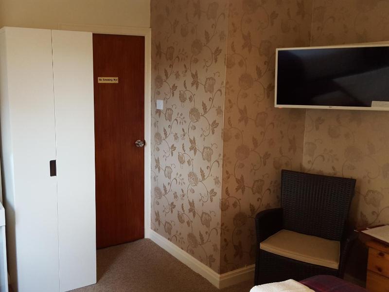 Standard Twin Room image 4
