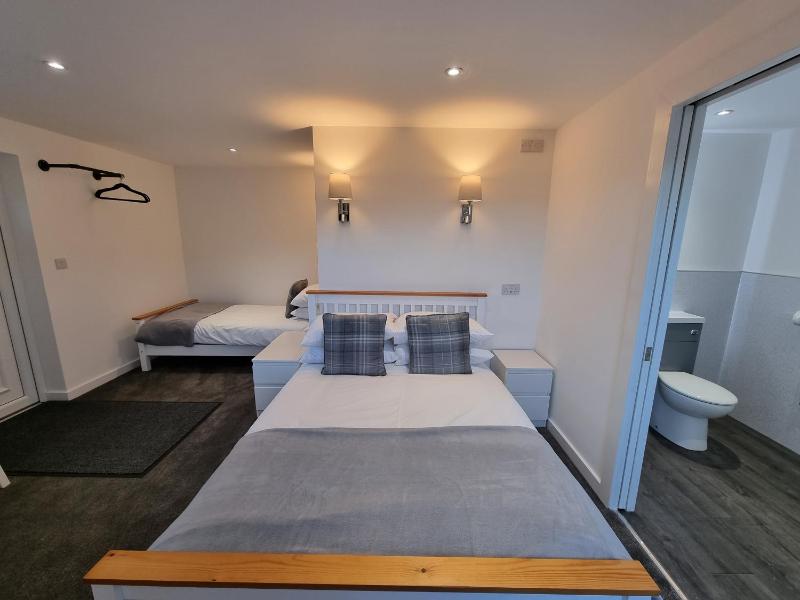 Triple Room with Shower image 4