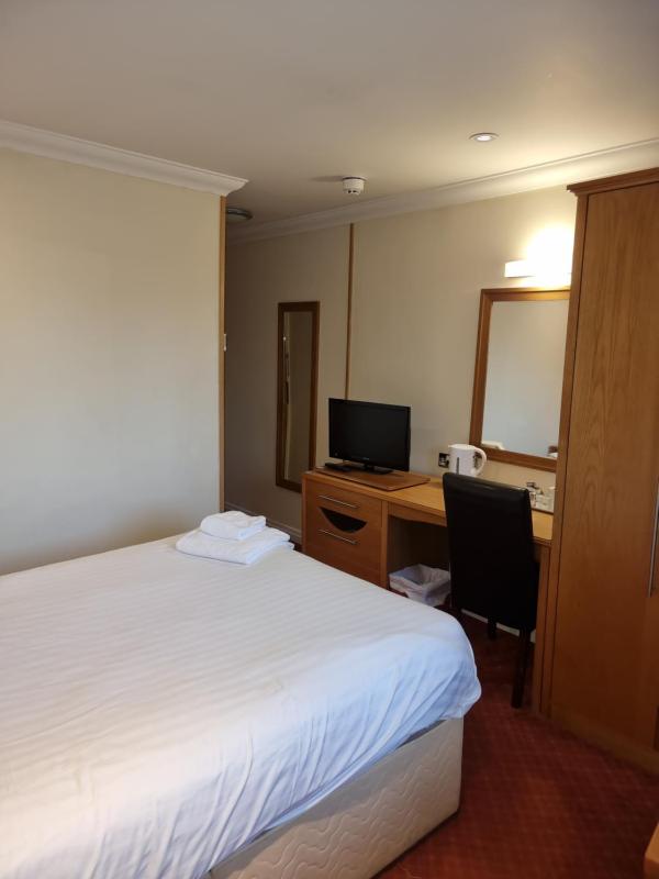 Standard Twin Room image 4