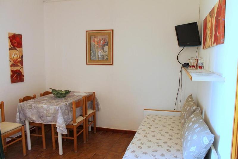 One-Bedroom Apartment image 4