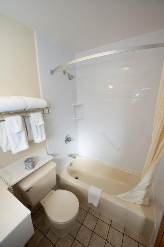 Queen Room with Two Queen Beds with Balcony image 2