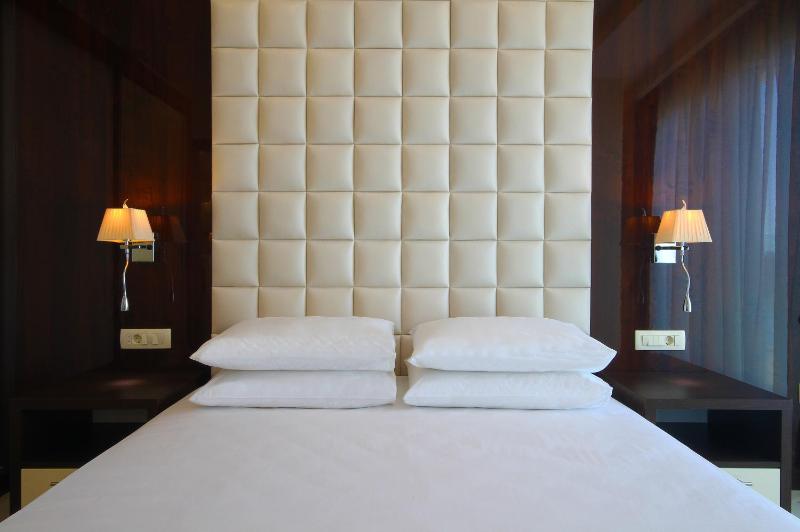 Deluxe One-Bedroom Apartment image 2
