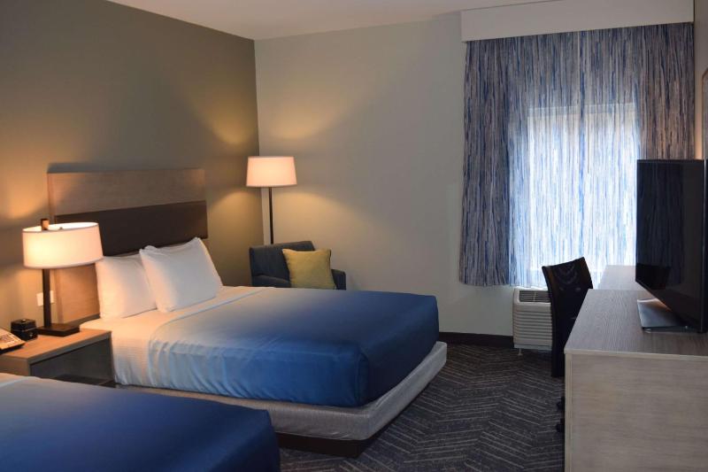 Queen Room with Two Queen Beds - Non-Smoking image 4