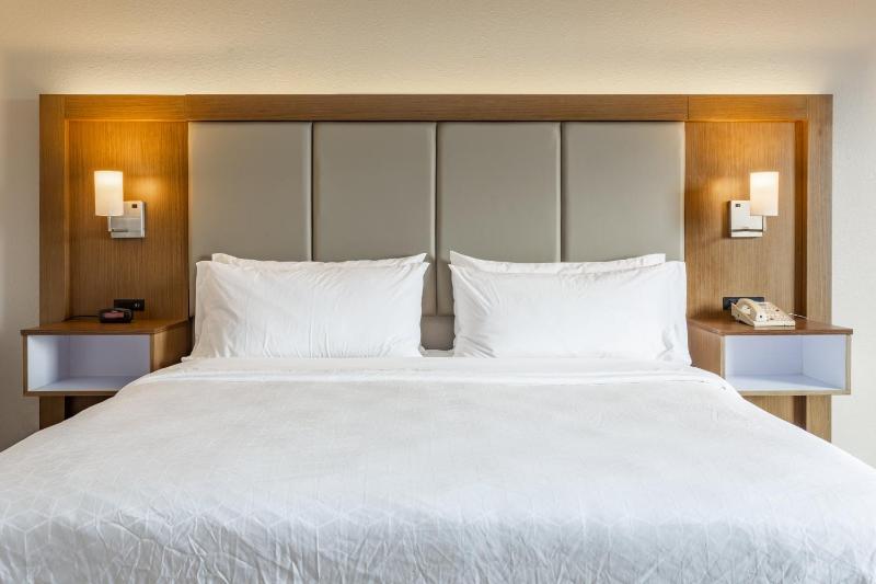 Standard King Room image 4