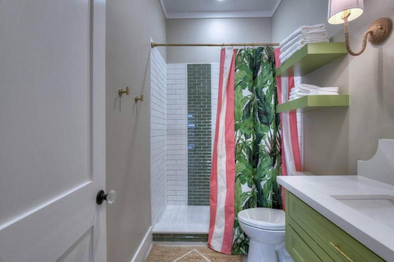 Banana Bay Boutique Retreat Near Cruise Port One Mile to Beach with Free Bikes - image 18
