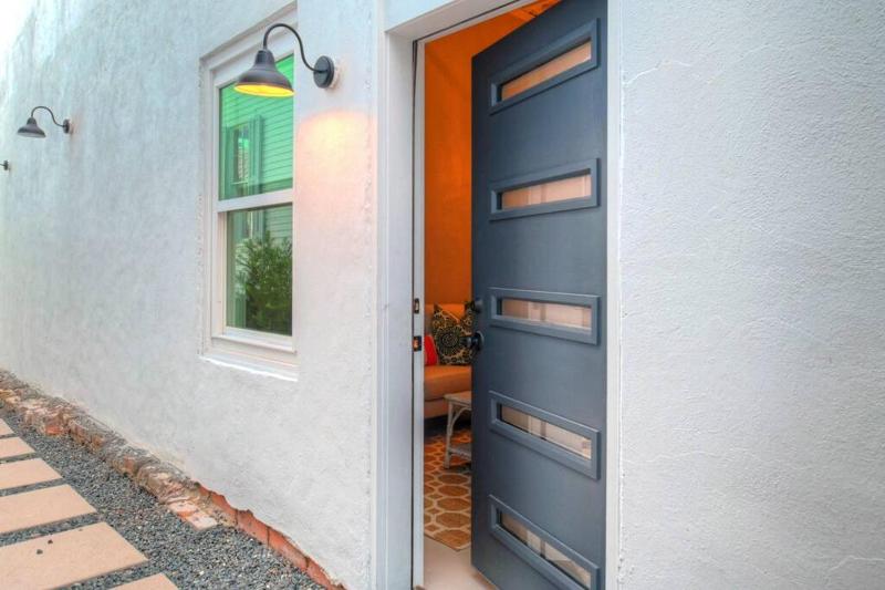 Banana Bay Boutique Retreat Near Cruise Port One Mile to Beach with Free Bikes - image 33