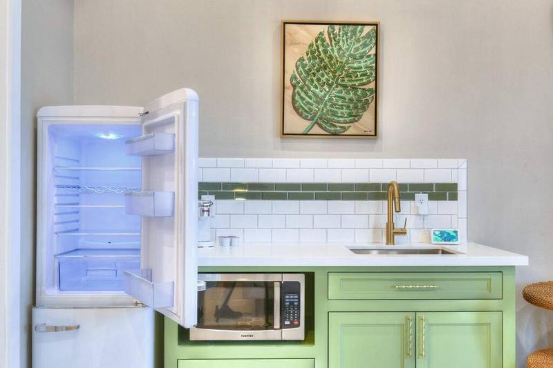 Banana Bay Boutique Retreat Near Cruise Port One Mile to Beach with Free Bikes - image 6