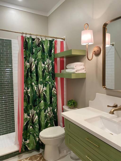 Banana Bay Boutique Retreat Near Cruise Port One Mile to Beach with Free Bikes - image 40