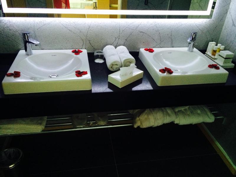 Double Room with Balcony image 2
