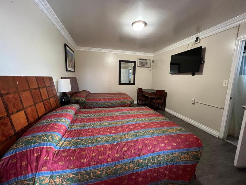 Standard Room with Two Double Beds image 4