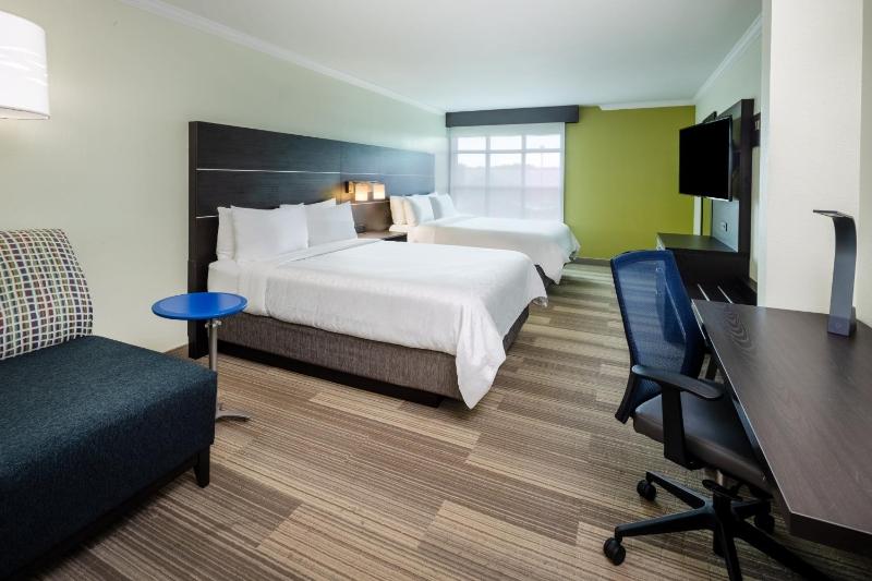 Standard Queen Room with Two Queen Beds image 2