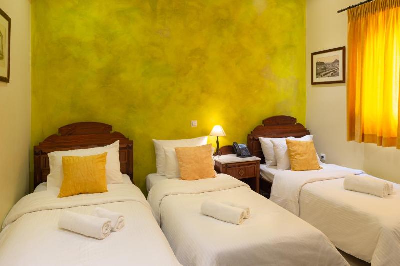 Twin Room with extra bed and Ensuite Bathroom image 4