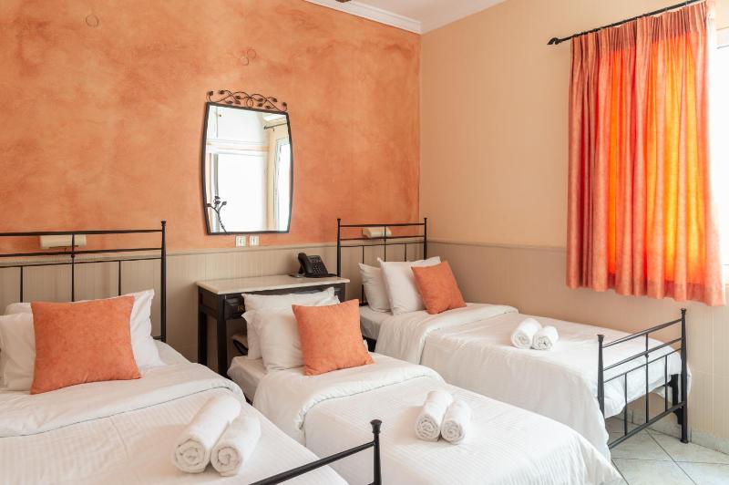 Twin Room with extra bed and Ensuite Bathroom image 3