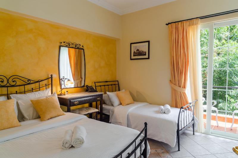 Budget Quadruple Room with Shared Bathroom and Balcony image 4