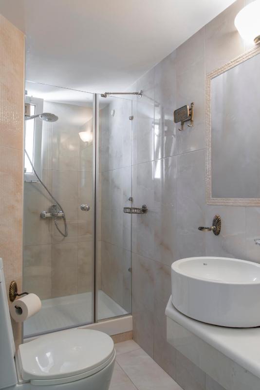 Budget Double or Twin Room with Shared Bathroom and Balcony image 2