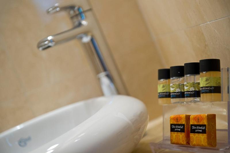 Twin Room with extra bed and Ensuite Bathroom image 4