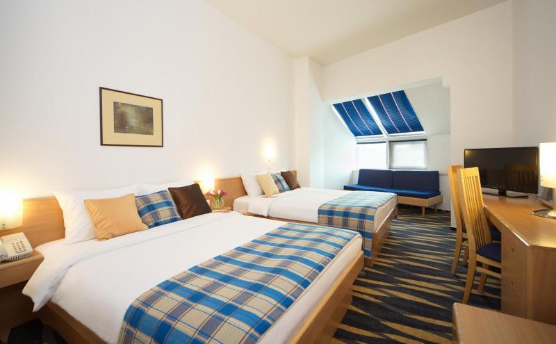 Superior Room with 2 Single Beds and Sofa image 1