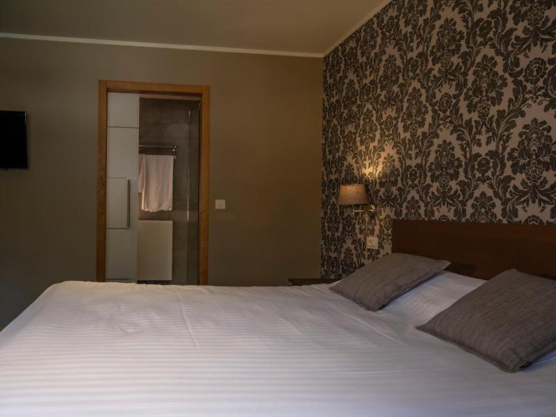 Deluxe Double Room image 2