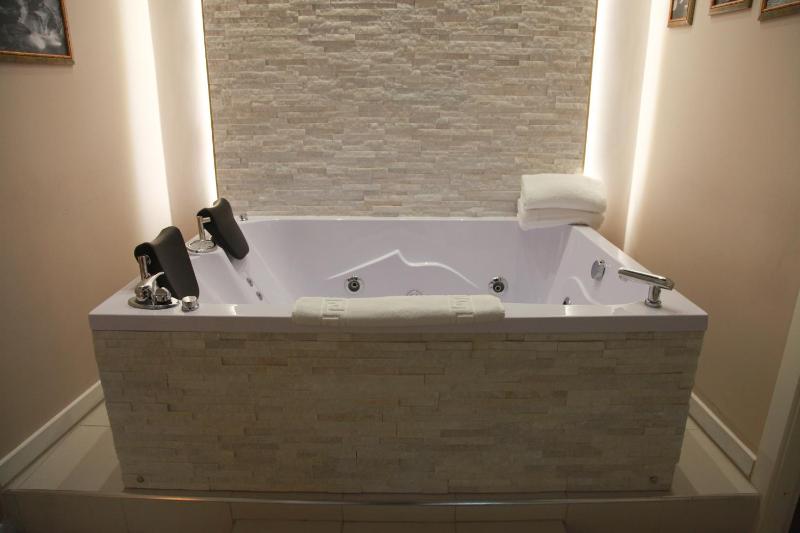 Queen Suite with Spa Bath image 4