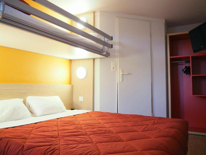 Triple Room (1 Double Bed + 1 Single Bed) image 3