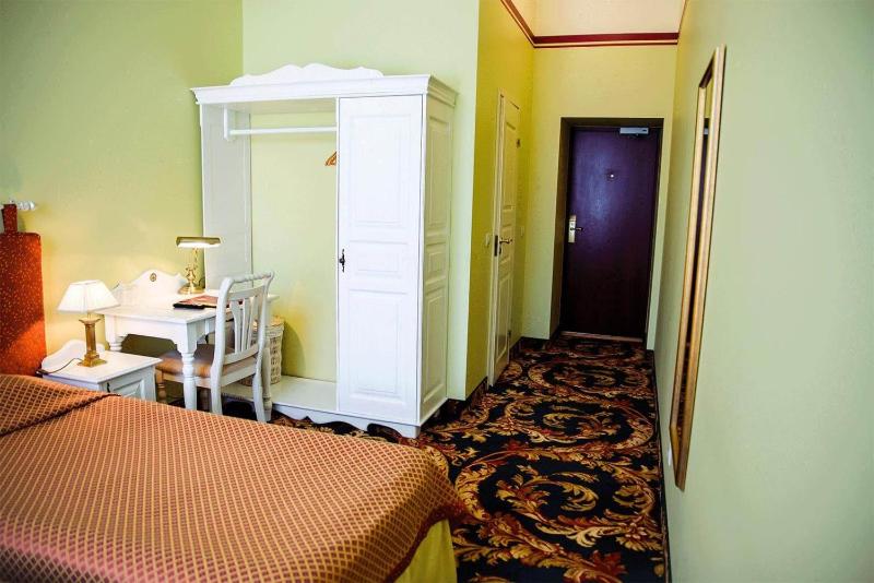 Twin Room image 3