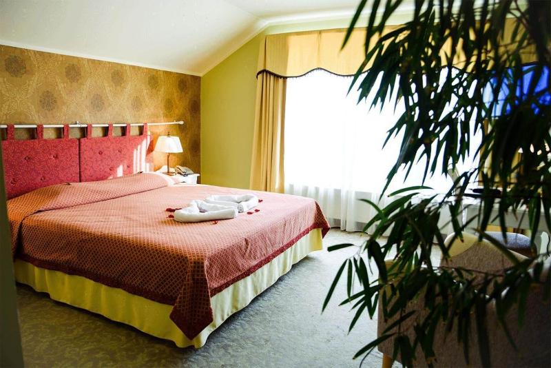 Deluxe Double or Twin Room with Spa Bath image 2