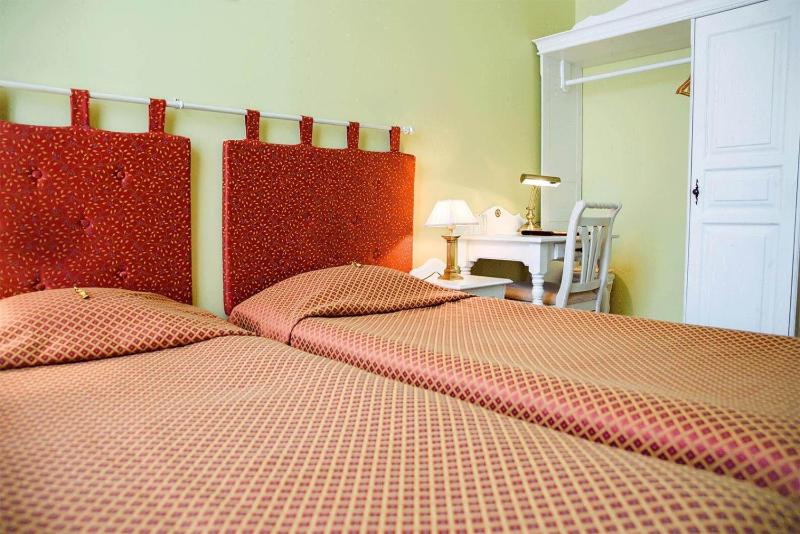Twin Room image 4
