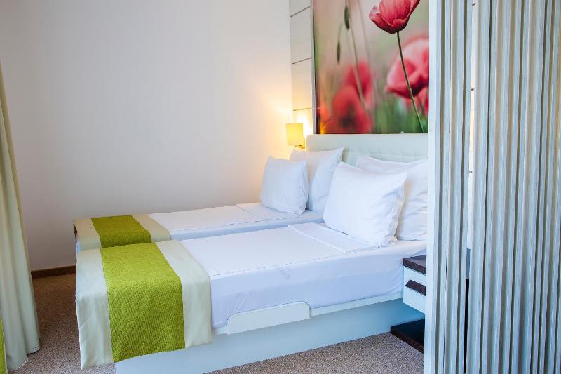 Twin Room with City View image 4