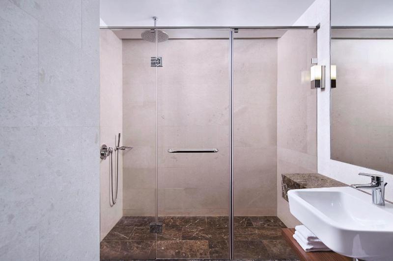 Executive Suite image 4