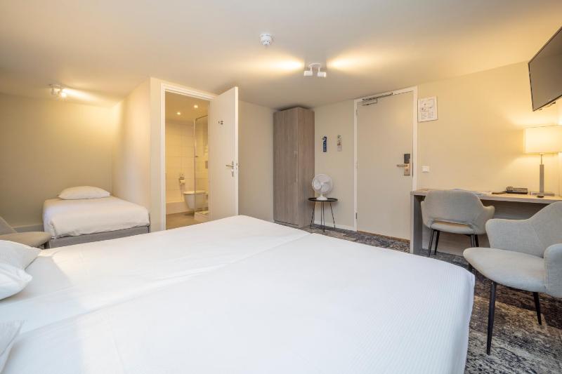 Comfort Triple Room with Shower image 4
