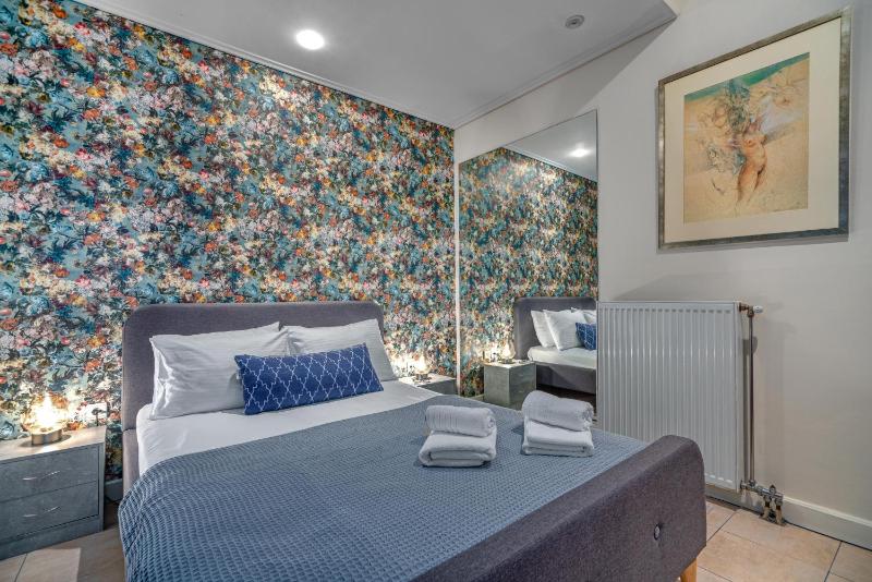 Double Room with Balcony image 2