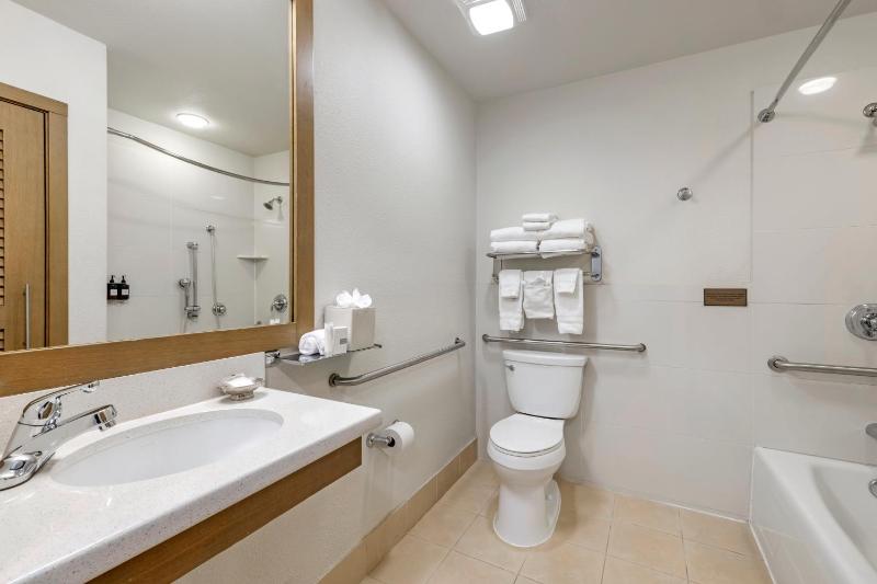 Queen Room with Two Queen Beds - Disability Access image 4