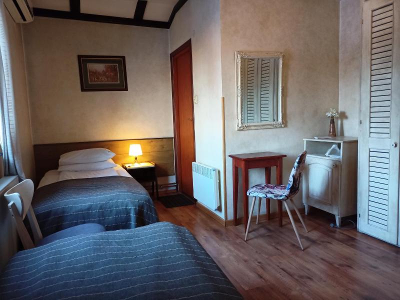 Standard Twin Room image 4