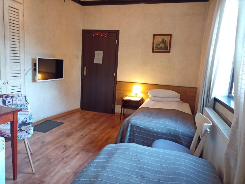 Standard Twin Room image 3