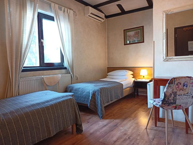 Standard Twin Room image 1