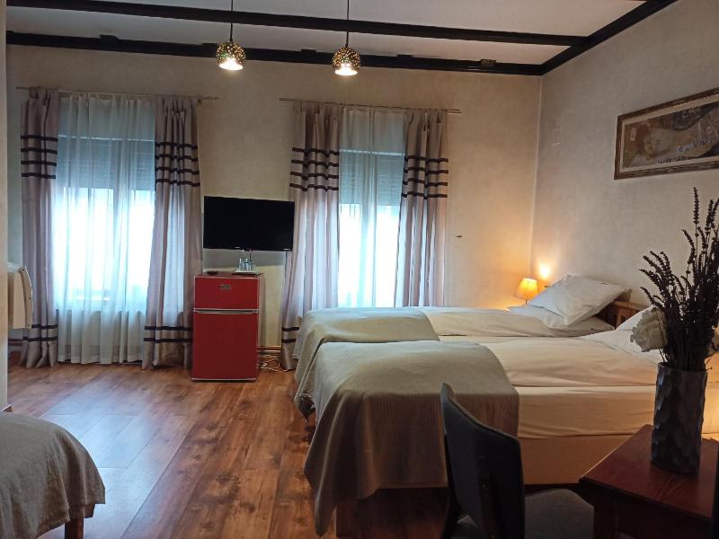 Economy Triple Room image 4